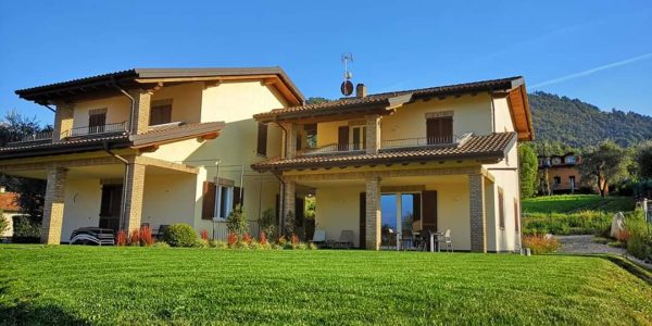 Large villa with two apartments and swimming pool in Bellagio
