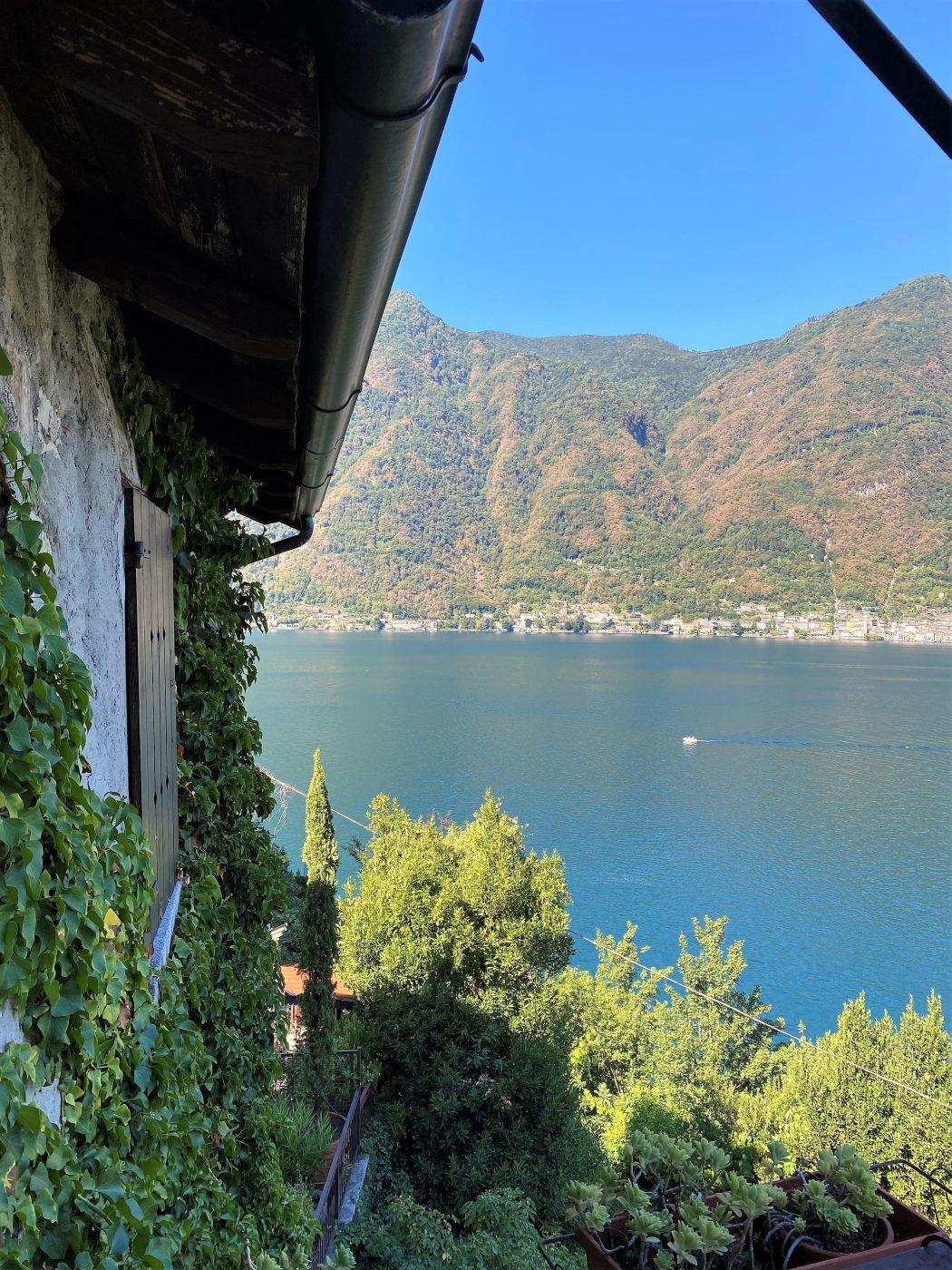 Ancient house with lake view in Nesso