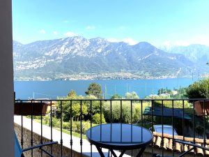 Beautiful house with lake view in Limonta
