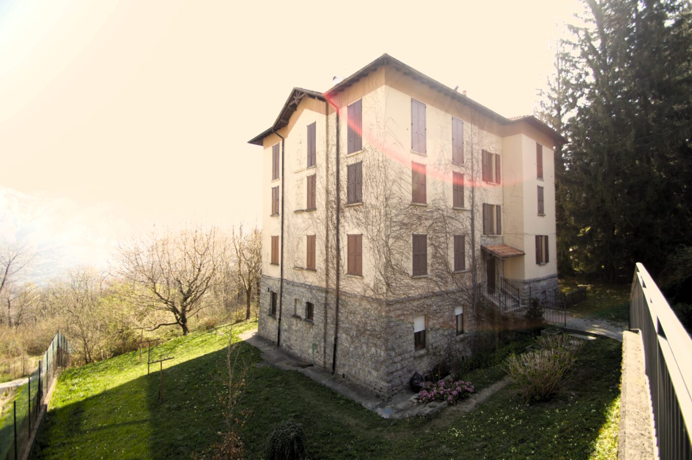 Palazzo con otto appartamenti a Magreglio
