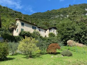 Oliveto Lario, Limonta hamlet – spacious rustic property with lake view