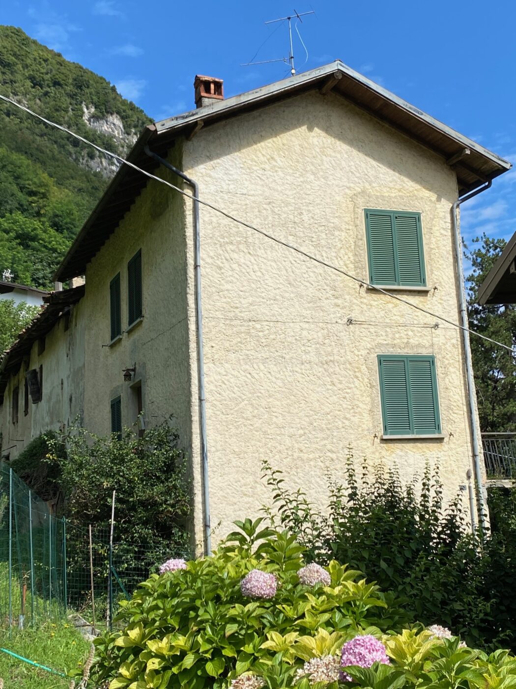 Oliveto Lario, Limonta hamlet – spacious rustic property with lake view