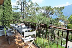 Elegant Lake-View Apartment in Villa Carla, Limonta