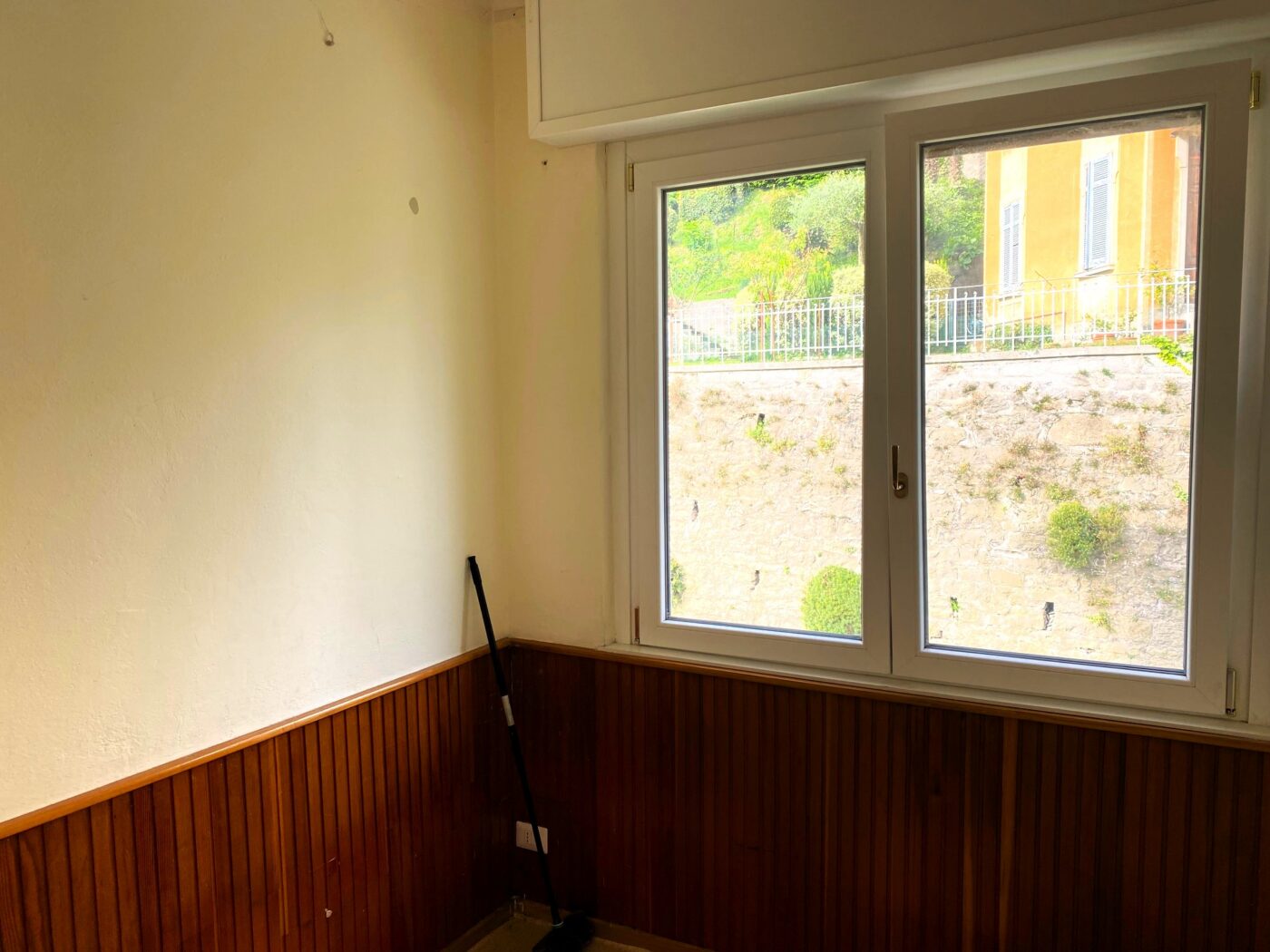 Bellagio, spacious apartment with private garden and two parking spaces