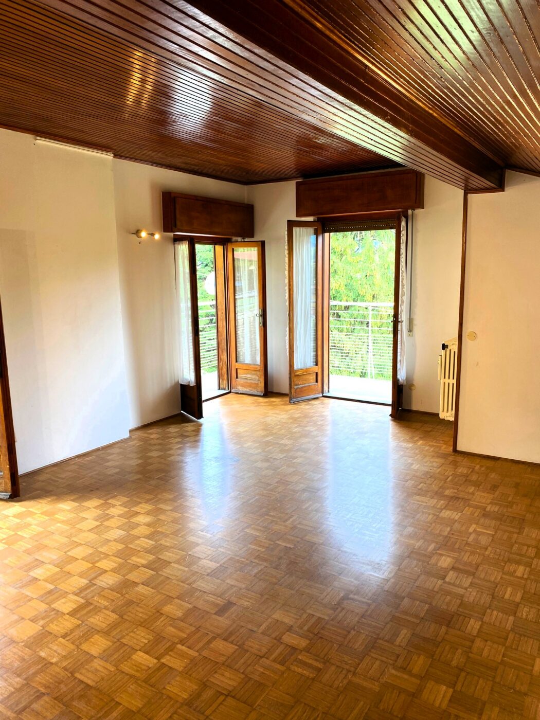 Bellagio, spacious apartment with private garden and two parking spaces