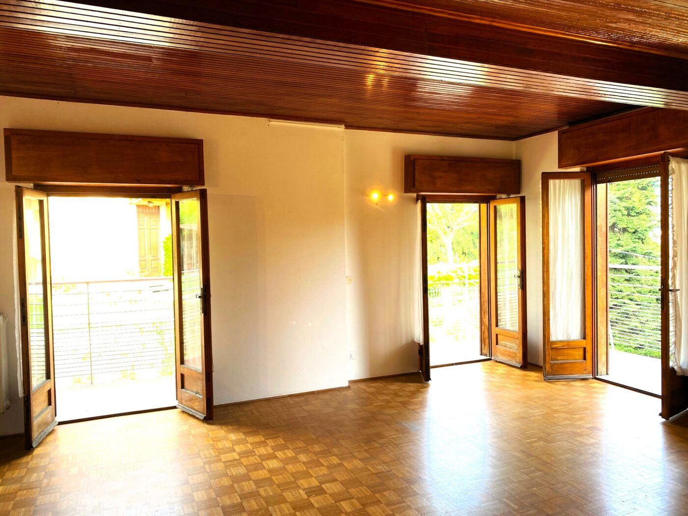 Bellagio, spacious apartment with private garden and two parking spaces