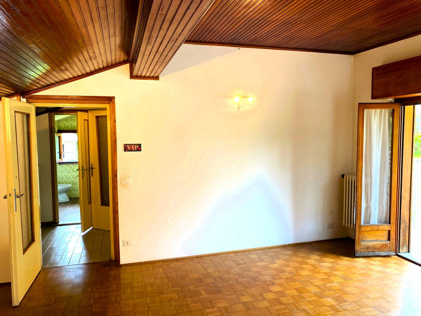 Bellagio, spacious apartment with private garden and two parking spaces