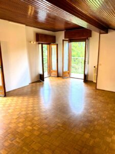 Bellagio, spacious apartment with private garden and two parking spaces