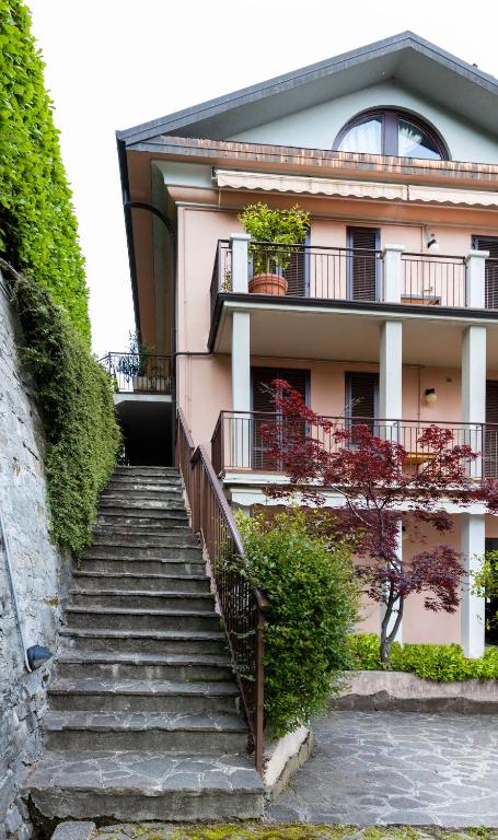 Elegant Lake-View Apartment in Villa Carla, Limonta