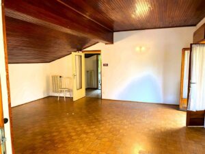 Bellagio, spacious apartment with private garden and two parking spaces