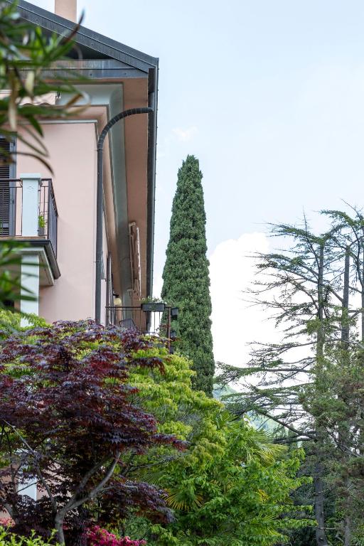 Elegant Lake-View Apartment in Villa Carla, Limonta