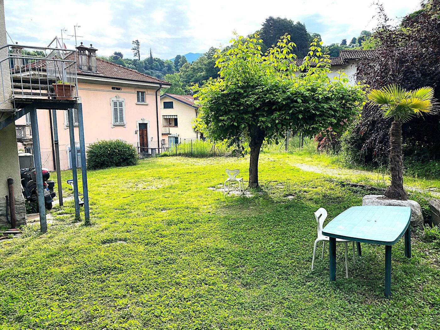 Bellagio, spacious apartment with private garden and two parking spaces
