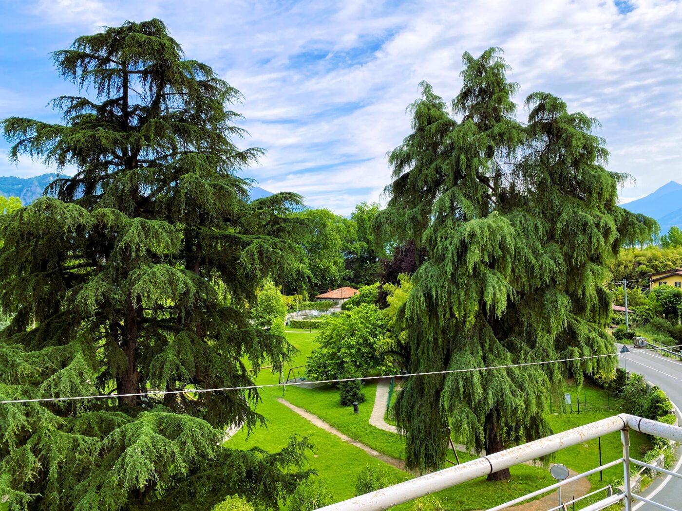 Bellagio, spacious apartment with private garden and two parking spaces