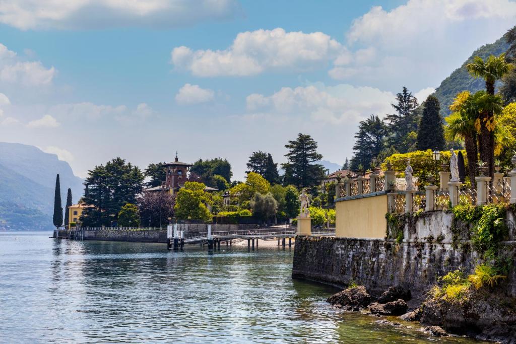 Elegant Lake-View Apartment in Villa Carla, Limonta