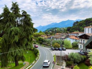 Bellagio, spacious apartment with private garden and two parking spaces