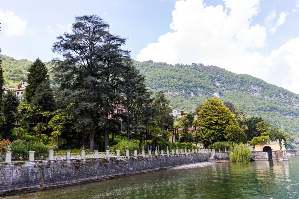 Elegant Lake-View Apartment in Villa Carla, Limonta