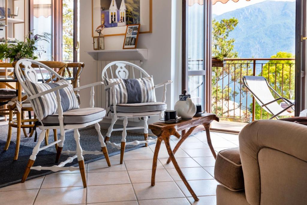 Elegant Lake-View Apartment in Villa Carla, Limonta