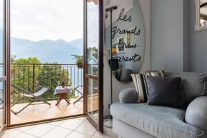 Elegant Lake-View Apartment in Villa Carla, Limonta