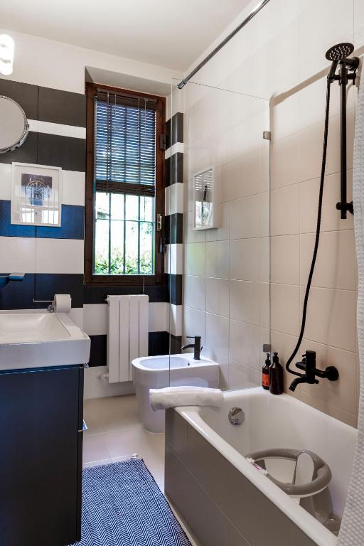 Elegant Lake-View Apartment in Villa Carla, Limonta